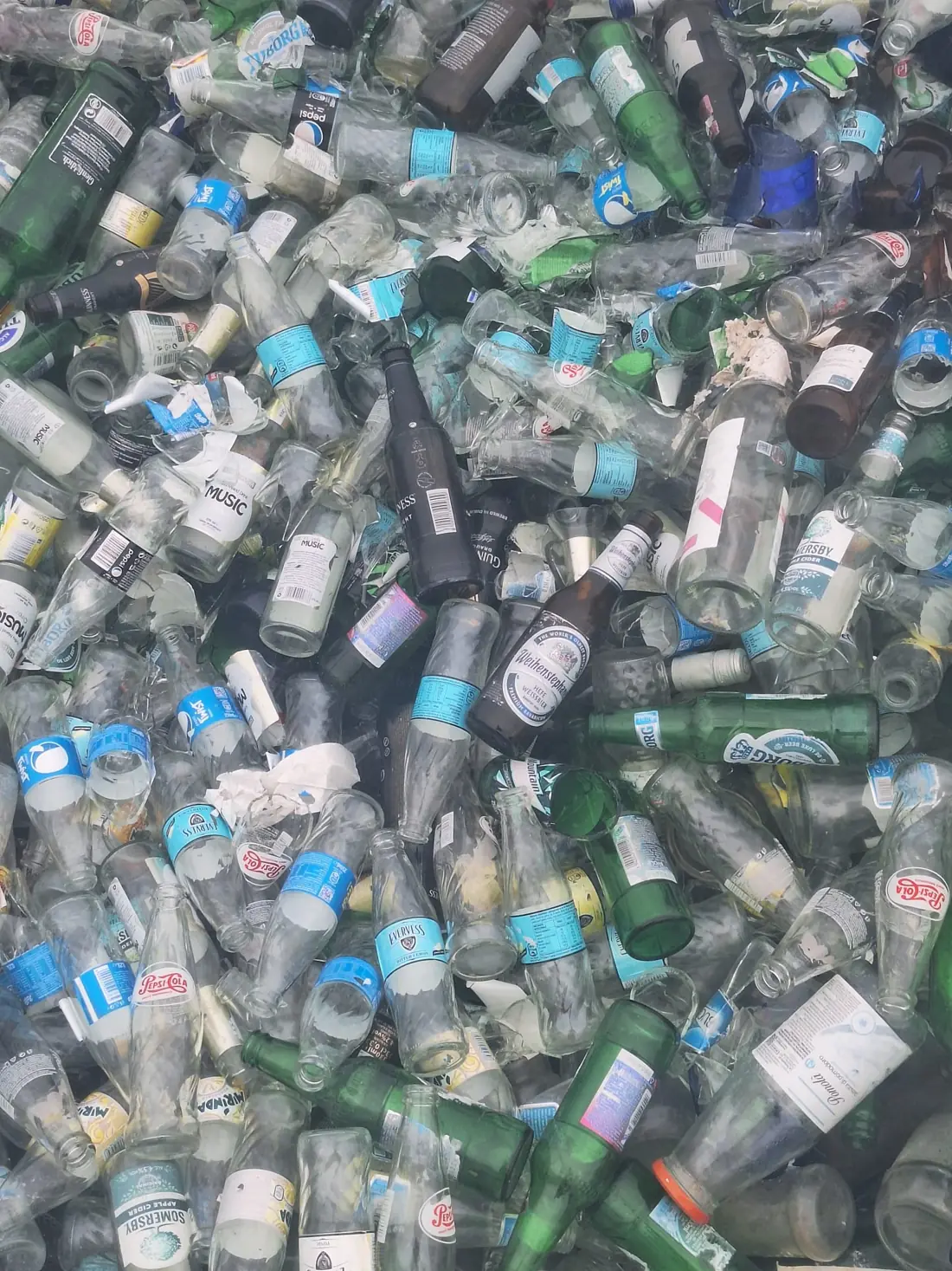 Deșeuri de sticlă și plastic, colectate selectiv